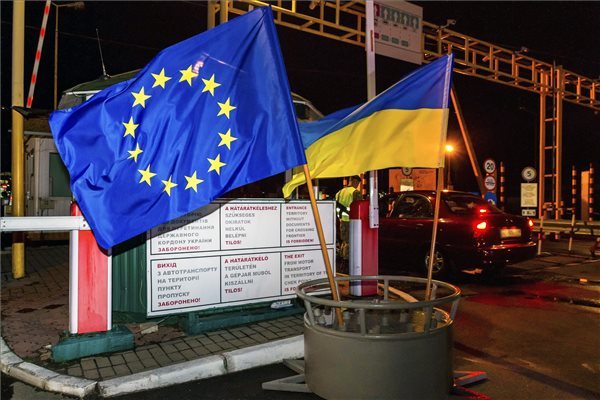 Vízum nélkül utazhatnak az ukrajnaiak az EU-ba