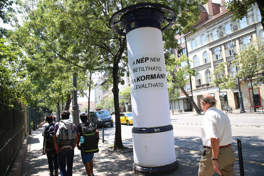 A nép nem betiltható, de a kormány leváltható – új plakátok Magyarország utcáin