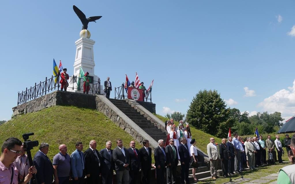 Megemlékezés a Rákóczi-szabadságharc első győztes csatájáról a tiszabökényi Turul-emlékműnél