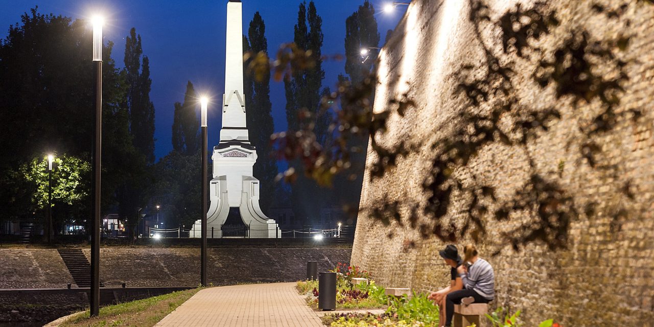 A Cziráky-obeliszk fénye