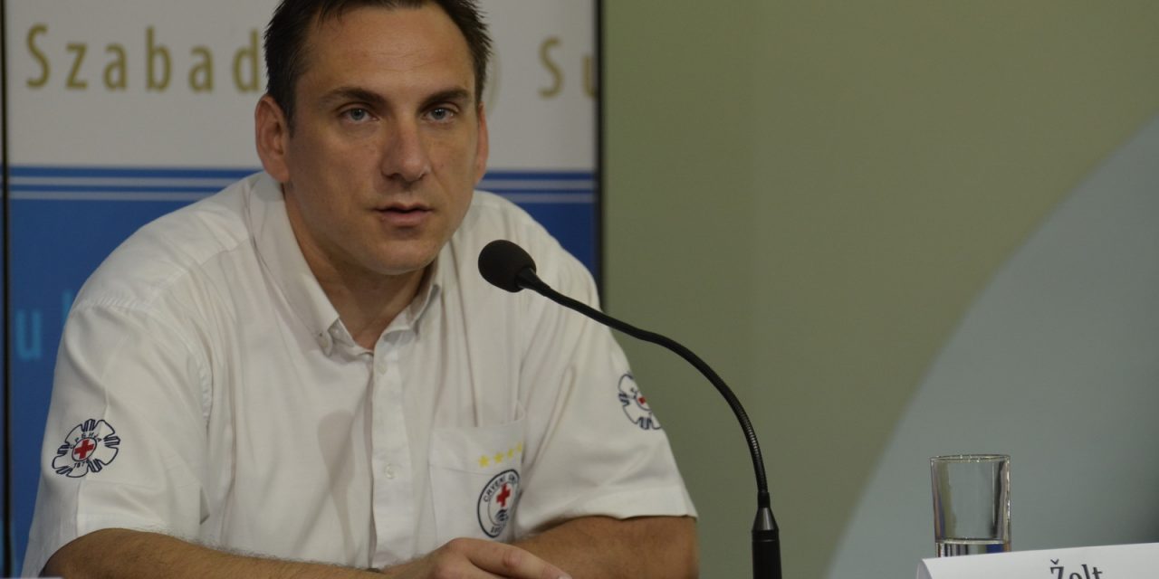 Egyszerre két életért küzd a vízimentő