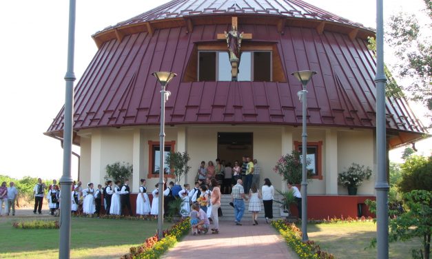 <span class="entry-title-primary">Falu a faluban</span> <span class="entry-subtitle">Háromnyelvű szentmisével ünnepeltek a radanováciak</span>