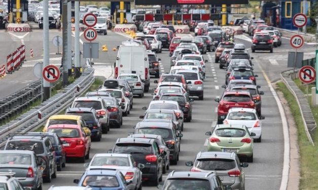 Huszonnégy kilométeres kocsisor Zágráb felé