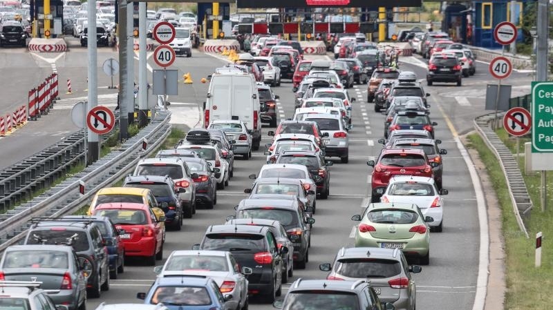 Huszonnégy kilométeres kocsisor Zágráb felé