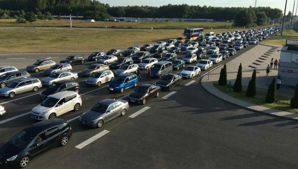 Minimum négyórás várakozás Röszkén