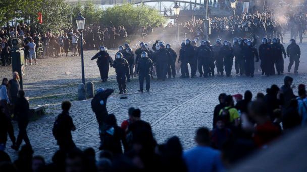 <span class="entry-title-primary">Éjszakai összecsapásokkal folytatódott a hamburgi háború</span> <span class="entry-subtitle">(Szerkesztőségi hírösszefoglaló)</span>