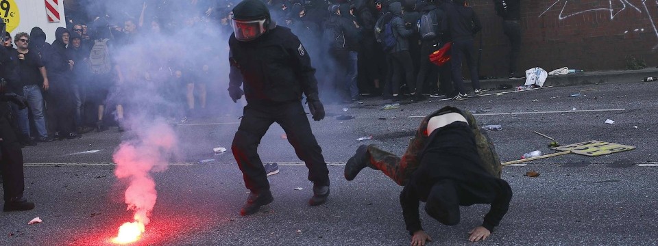 <span class="entry-title-primary">Összecsaptak a tüntetők a rendőrökkel Hamburgban</span> <span class="entry-subtitle">Globalizációellenes demonstráció a G20-as csúcs előestéjén</span>