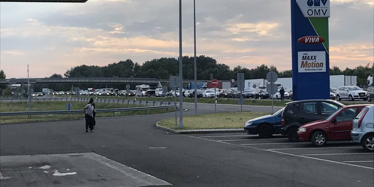 Teljes gőzzel beindult a nyári népvándorlás – több órát kell várni a határátkelőkön