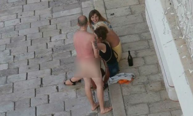 Hvaron nagyon drága lett póló nélkül sétálni