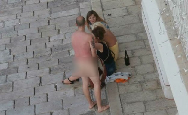 Hvaron nagyon drága lett póló nélkül sétálni