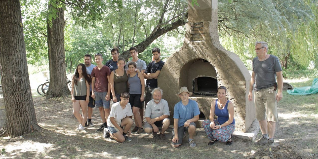 <span class="entry-title-primary">A bor és a kenyér mint az emberi létezés alapjai</span> <span class="entry-subtitle">Közösségi összefogással falukemence épült Hajdújáráson</span>