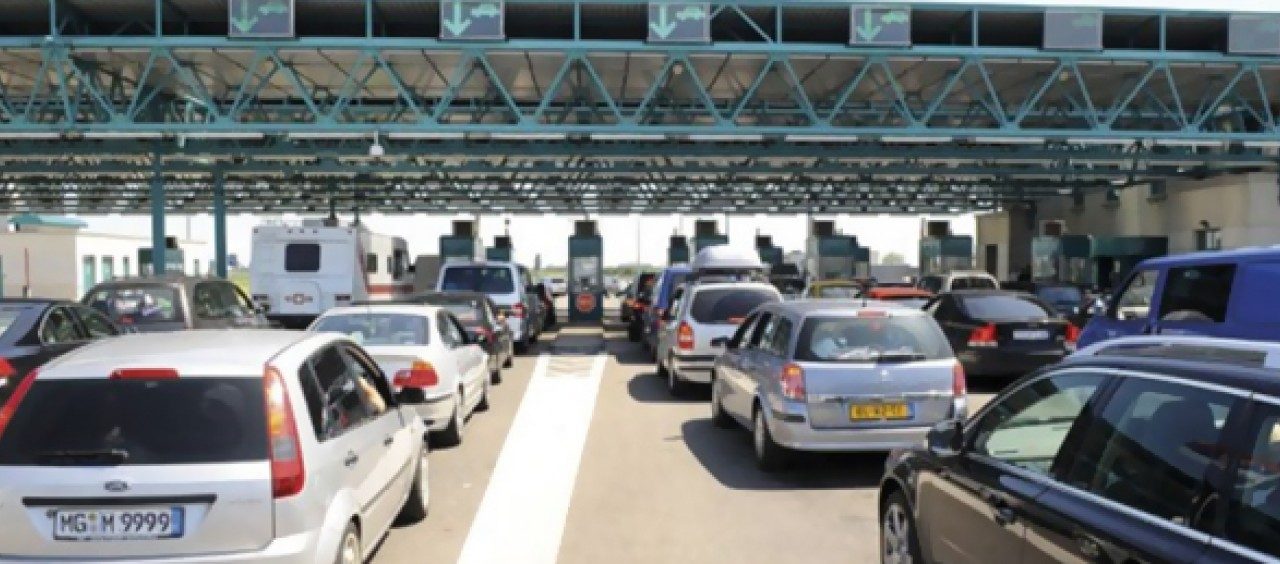 Szünetel a határforgalom Röszkénél