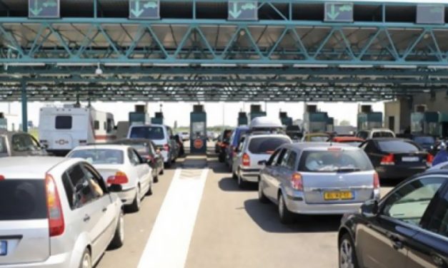 Szünetel a határforgalom Röszkénél