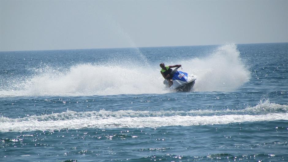 Szerb állampolgár jet-skivel nekiment a vízibiciklinek, meghalt a bolgár turista