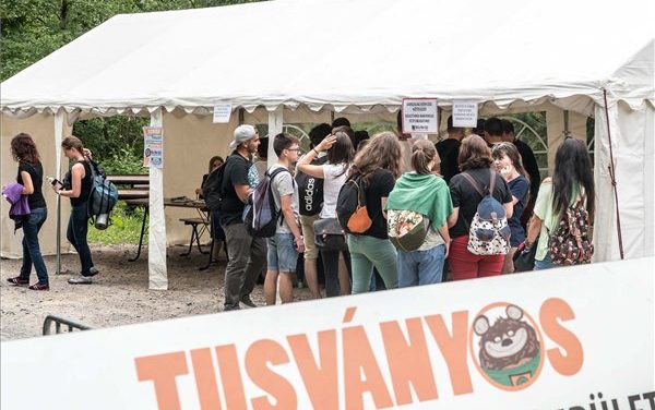 <span class="entry-title-primary">Pásztor István: Nem kockázati tényező a vajdasági magyarság</span> <span class="entry-subtitle">A kisebbségi jogérvényesítés tapasztalatait összegezték külhoni magyar pártvezetők Tusványoson - Szó esett a gazdaságfejlesztési programról is</span>