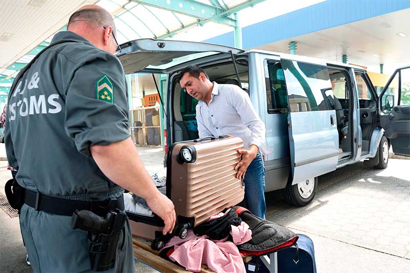 <span class="entry-title-primary">Szabályai vannak a vámolásnak</span> <span class="entry-subtitle">Ha 100 eurónál nagyobb értékben hozunk árut, fel kell készülni a vámhatóságok akciójára</span>