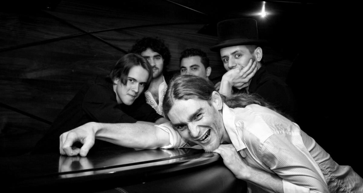 <span class="entry-title-primary">Szigeti históriák (2012/7)</span> <span class="entry-subtitle">Ezeregy fesztiváléj legszebb meséi – A nagy jubileumok esztendeje, vagyis a 20. Sziget és a 20. VOLT Fesztivál éve volt ez, és mindennek a tetejében tavasszal a Szubjektív Értékek Alapítvány is elindította a Perspektívák című honlapját</span>