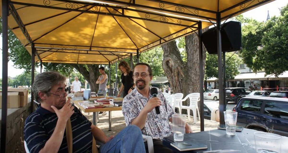 <span class="entry-title-primary">Szigeti históriák (2012/10)</span> <span class="entry-subtitle">Ezeregy fesztiváléj legszebb meséi – Amikor a hatóságok irredenta nyomtatványoknak nézték a Középiskolások Művészeti Vetélkedőjének plakátjait, avagy Bartha György kötete az Ünnepi Könyvhét tükrében</span>