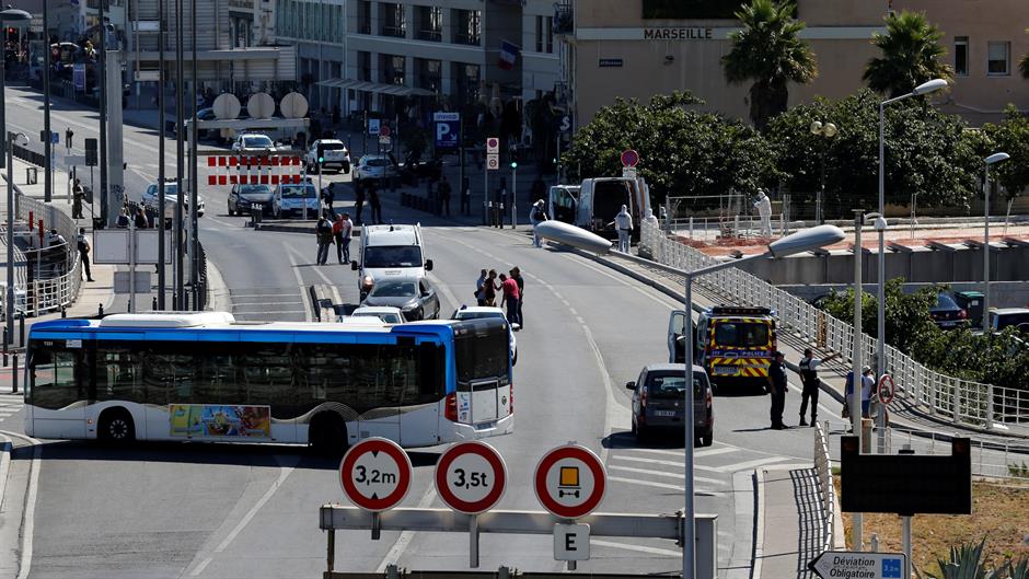 Egy gépkocsi belerohant két buszmegállóba Marseille-ben, meghalt egy ember