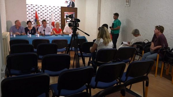 Zenta: Munkaidőben, az adófizetők pénzén népszerűsítik a Szerb Haladó Pártot