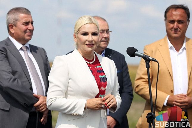 <span class="entry-title-primary">A miniszter büszke arra, hogy öt kilométerest szakaszt adtak át a 27 éve épülő Y-elágazásnál</span> <span class="entry-subtitle">Pásztor: A Szabadkaiak 30 éves álma valósul meg </span>