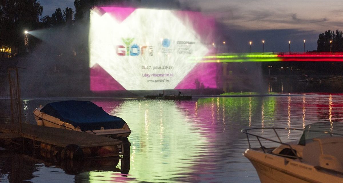 Szökőkútra vetített csodálatos képek