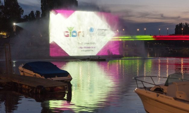 Szökőkútra vetített csodálatos képek