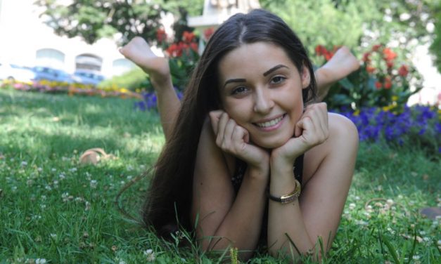 <span class="entry-title-primary">Legyőzte a rákot, most felajánlja haját a nemzet szépe</span> <span class="entry-subtitle">Fiatal, beteg lánynak kínálja hajkoronáját Kis Gabriella</span>