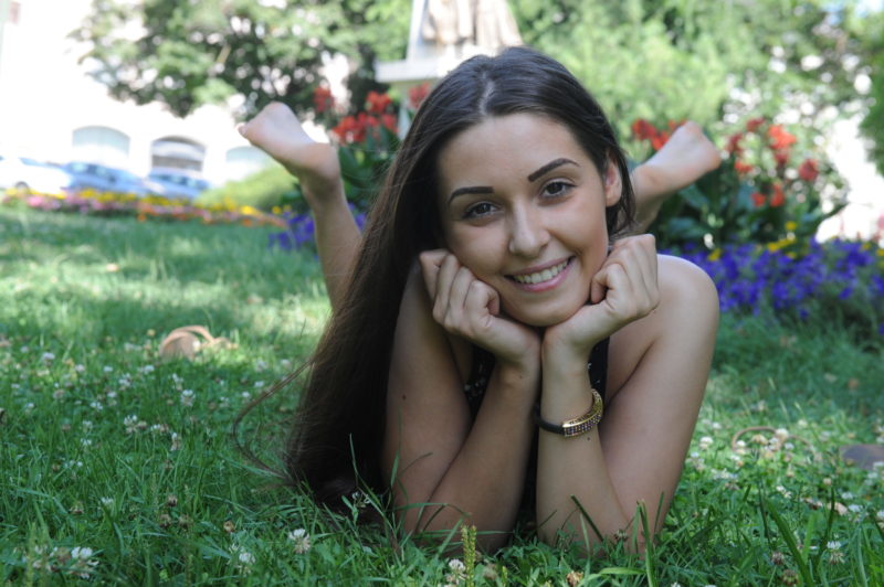 <span class="entry-title-primary">Legyőzte a rákot, most felajánlja haját a nemzet szépe</span> <span class="entry-subtitle">Fiatal, beteg lánynak kínálja hajkoronáját Kis Gabriella</span>