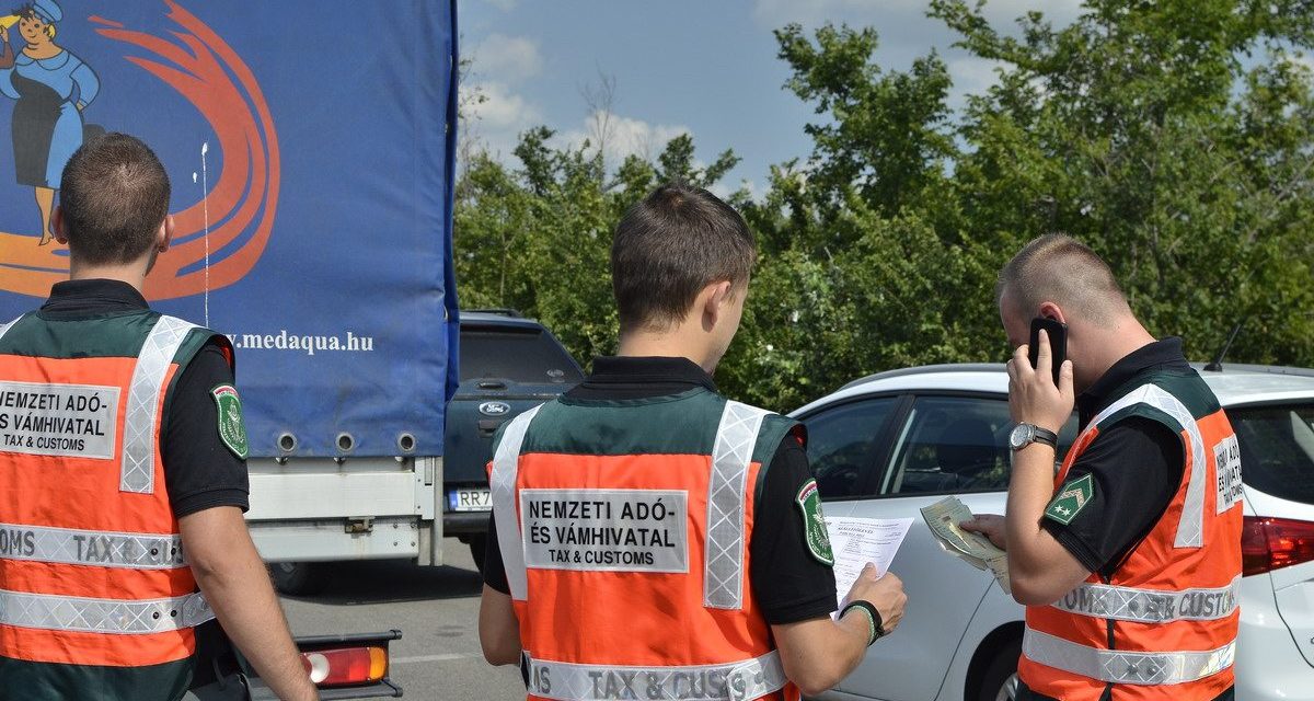 Egy kilogramm heroin egy szerb autóbuszban