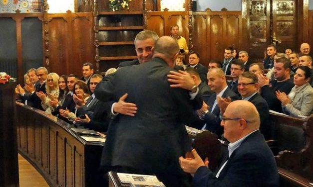 <span class="entry-title-primary">Szabadka polgármestere: Megb…om az anyádat, betoncsizmákat kapsz (HANGFELVÉTEL!)</span> <span class="entry-subtitle">Hangfelvétel készült arról, hogyan fenyegeti Bogdan Laban azt a férfit, aki az őt bíráló plakátokat ragasztgatta a városban</span>