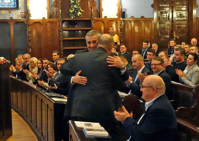 <span class="entry-title-primary">Szabadka polgármestere: Megb…om az anyádat, betoncsizmákat kapsz (HANGFELVÉTEL!)</span> <span class="entry-subtitle">Hangfelvétel készült arról, hogyan fenyegeti Bogdan Laban azt a férfit, aki az őt bíráló plakátokat ragasztgatta a városban</span>