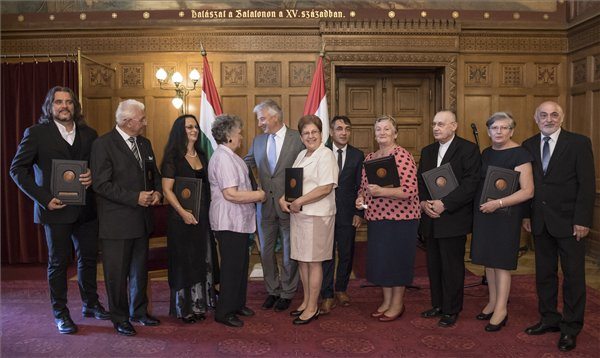 <span class="entry-title-primary">Átadták a Külhoni Magyarságért Díjakat</span> <span class="entry-subtitle">Verebes Krnács Erika előadóművész, Pénzes János püspök is a kitüntetettek között van</span>