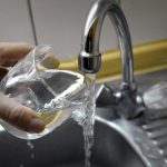 Négyszer drágább az ivóvíz, a polgármester üzenete: a boltban kevesebbet kell majd erre költeni