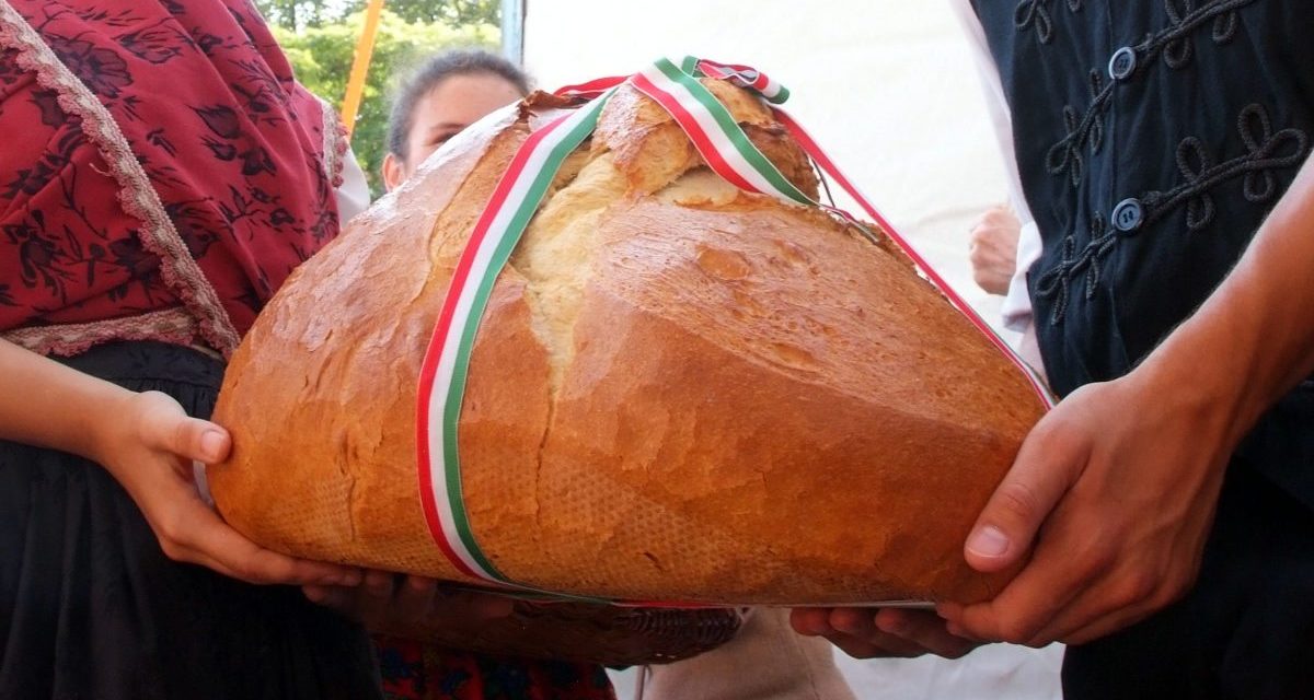 <span class="entry-title-primary">Idén is Szolnokon készült a Kárpát-medence kenyere</span> <span class="entry-subtitle">Zentai pék is dagasztotta a nemzet kenyerét, zentai kovász dúsítja a cipót</span>