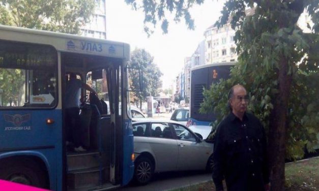 Két autóbusz és egy személyautó ütközött Újvidéken