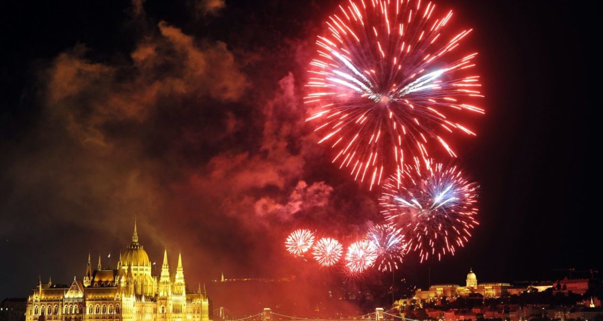 Tűzijáték a Duna felett