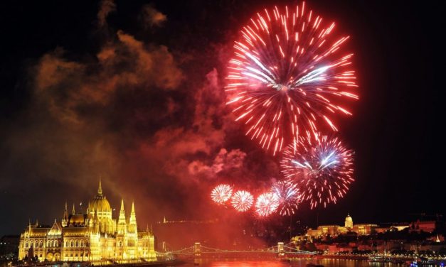 Tűzijáték a Duna felett