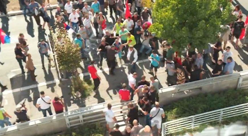 Verekedés a Pink TV épülete előtt