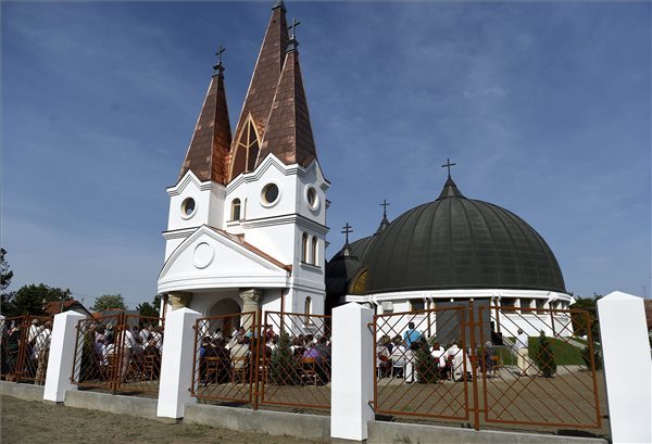 Felszentelték az összefogással épült templomot Zentán