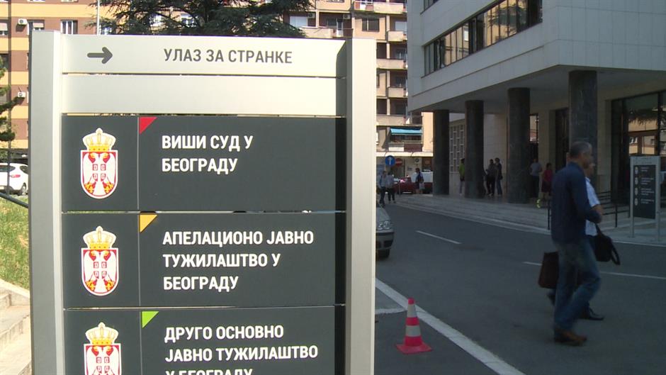 Harmincnapos előzetesben a Bentley sofőrje és utasai