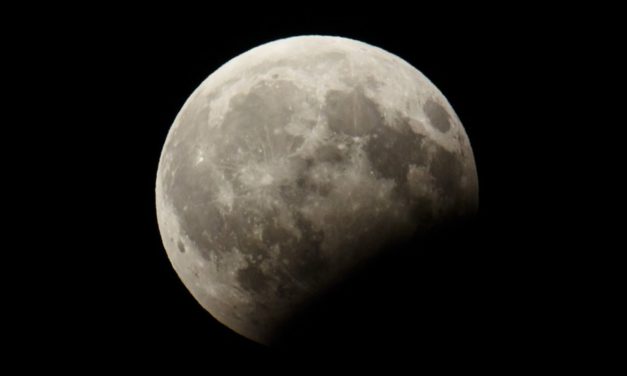 <span class="entry-title-primary">Atombombát robbantottak volna a Holdon</span> <span class="entry-subtitle">A legfelsőbb szovjet vezetés az ötvenes években fundálta ki az elképesztő ötletet</span>