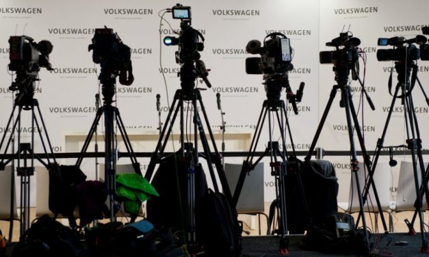 Az adóhivatallal záratják be a „szófogadatlan” médiumokat