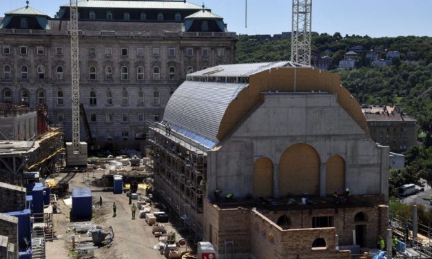 Újjáépítik a budavári lovardát