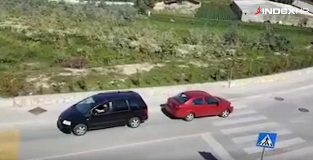 Vontatunk, vontatunk, menetiránynak háttal?