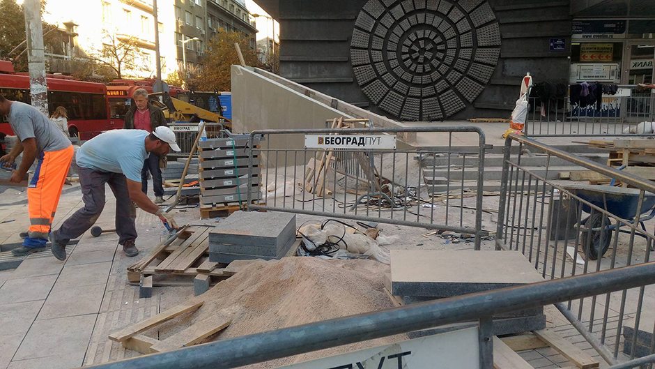 Járókelőkre döntötte a kordont egy autóbusz Belgrádban