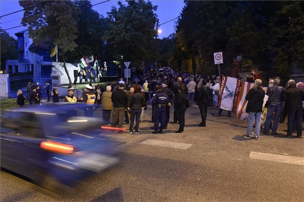 <span class="entry-title-primary">„Minden magyar embernek joga van a szülőföldjén magyarként élni”</span> <span class="entry-subtitle">Kárpátalja autonómiájáért és a nyelvhasználatot érintő jogszabály ellen tüntettek Budapesten</span>