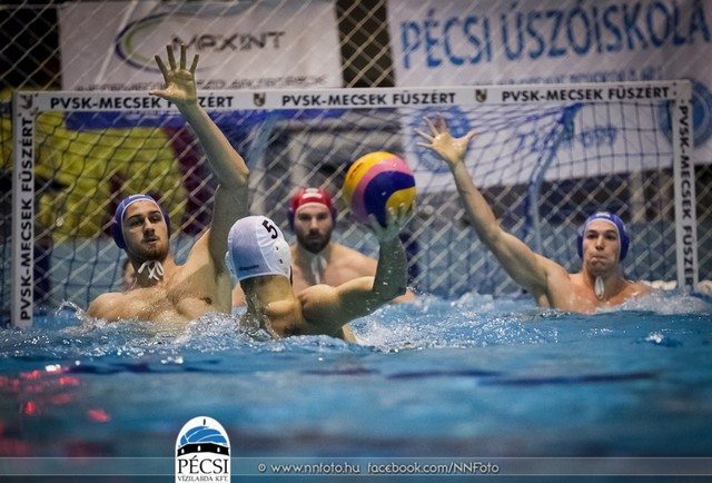 Migránsnak nézték a pécsi vízilabdázókat