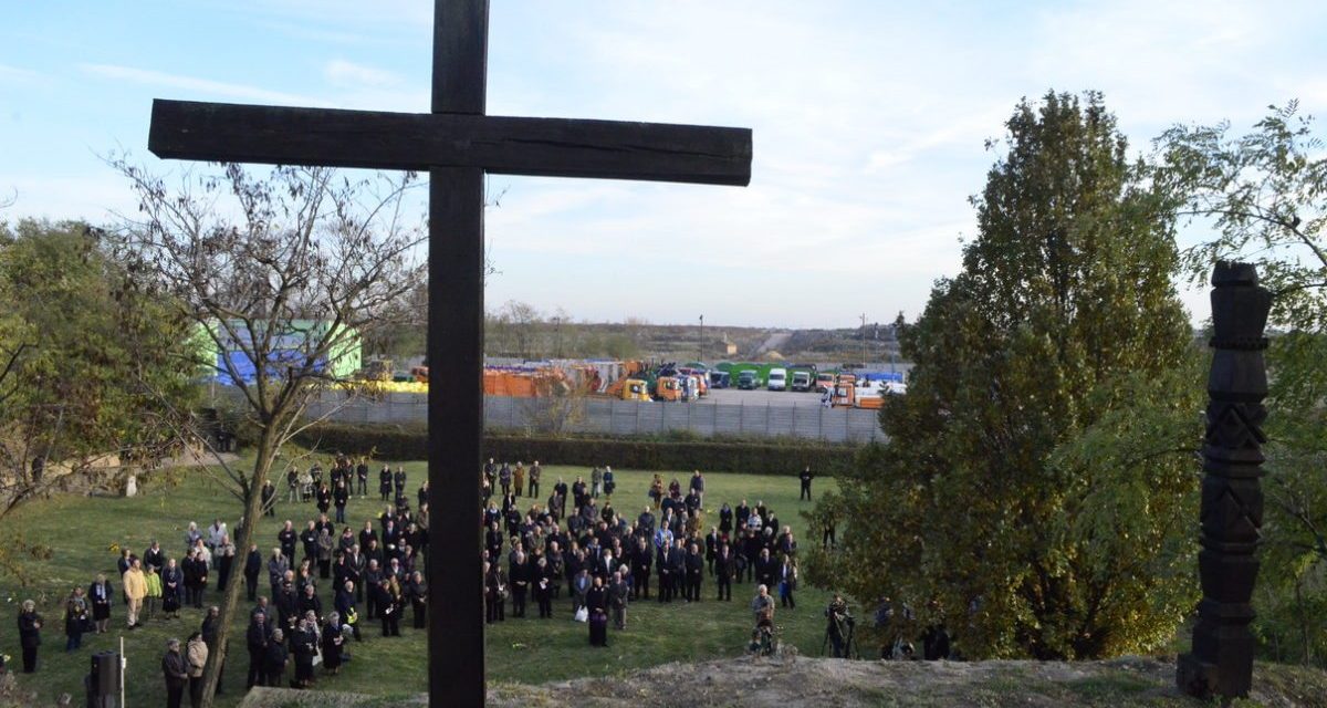 <span class="entry-title-primary">Kötelességünk emlékezni! (KÉPGALÉRIA)</span> <span class="entry-subtitle">Az 1944/45-ös ártatlan áldozatokra emlékeztek Szabadkán a Vergődő Madár emlékműnél</span>