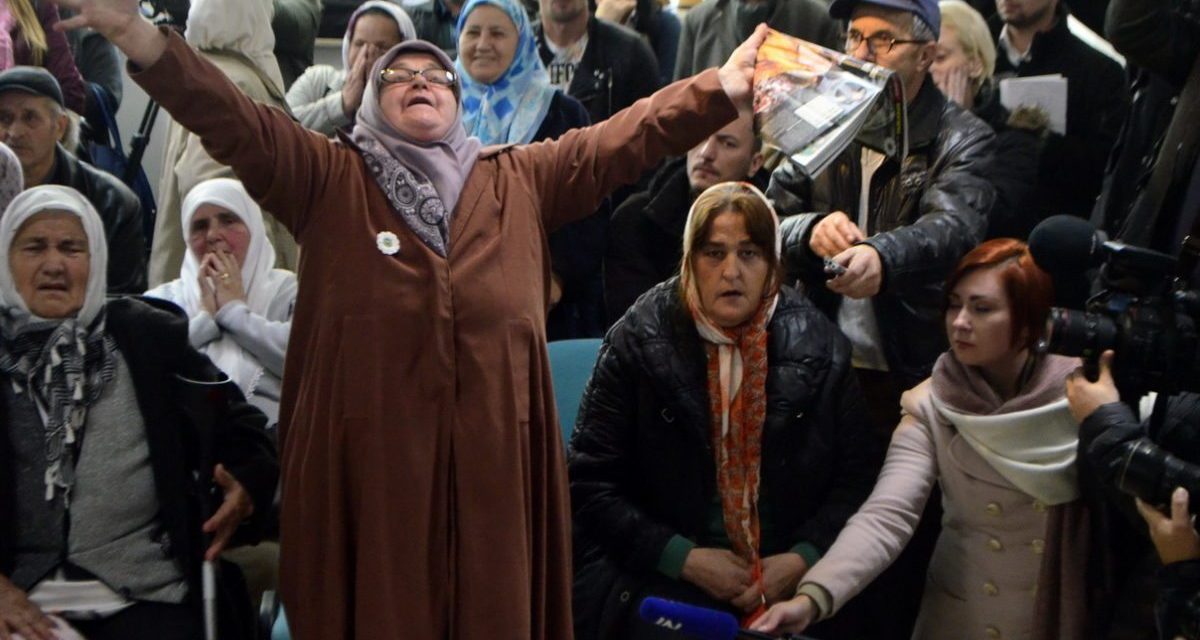 Hágai ítélethirdetés – srebrenicai életképek (GALÉRIA)